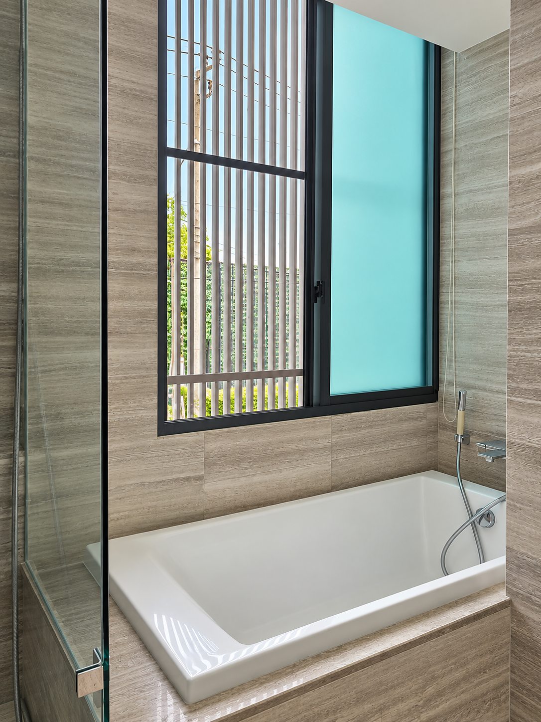 The Ava Residence 77: Bathroom with bathtub
