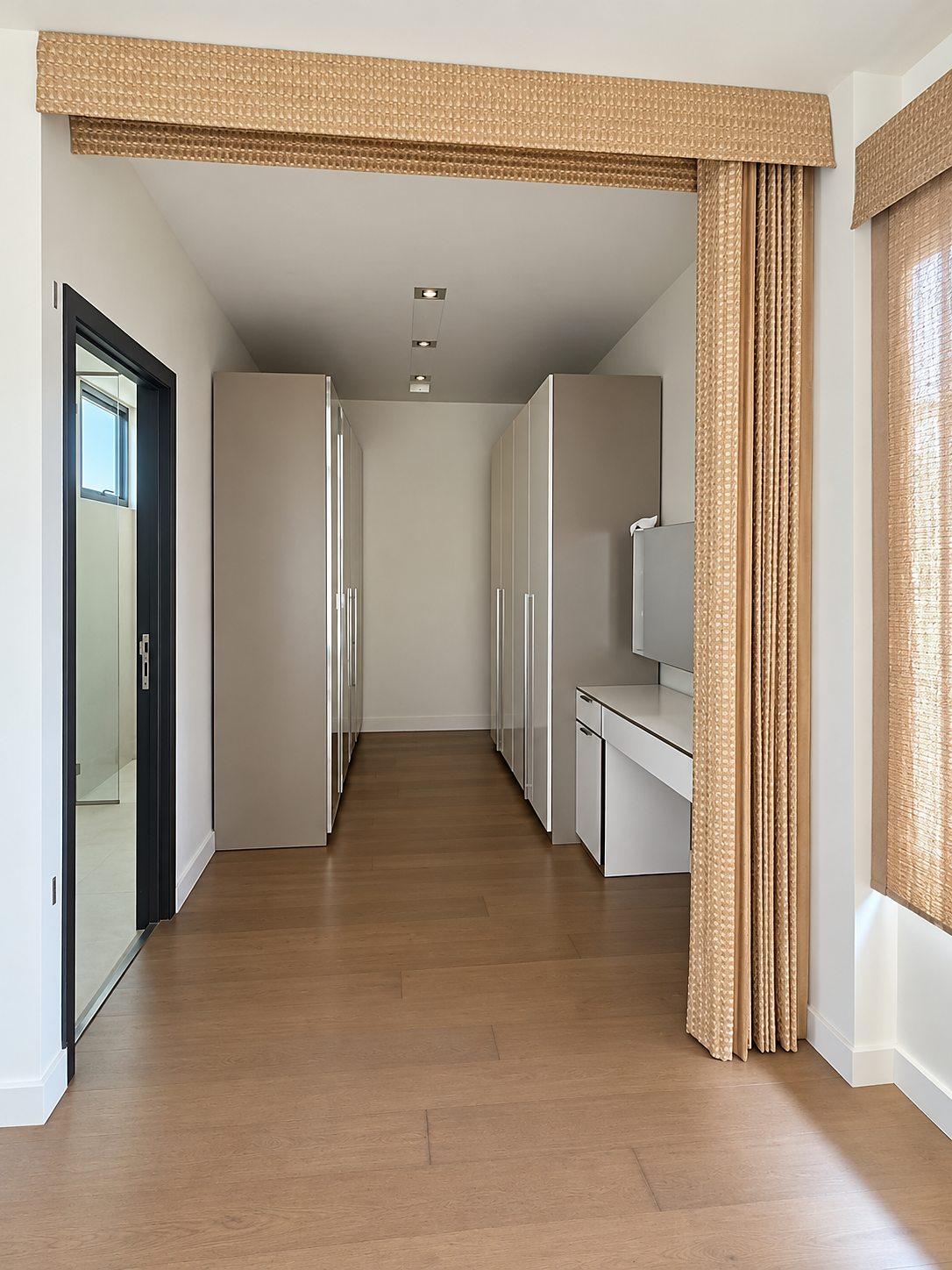 The Ava Residence 77: Walk-in closet