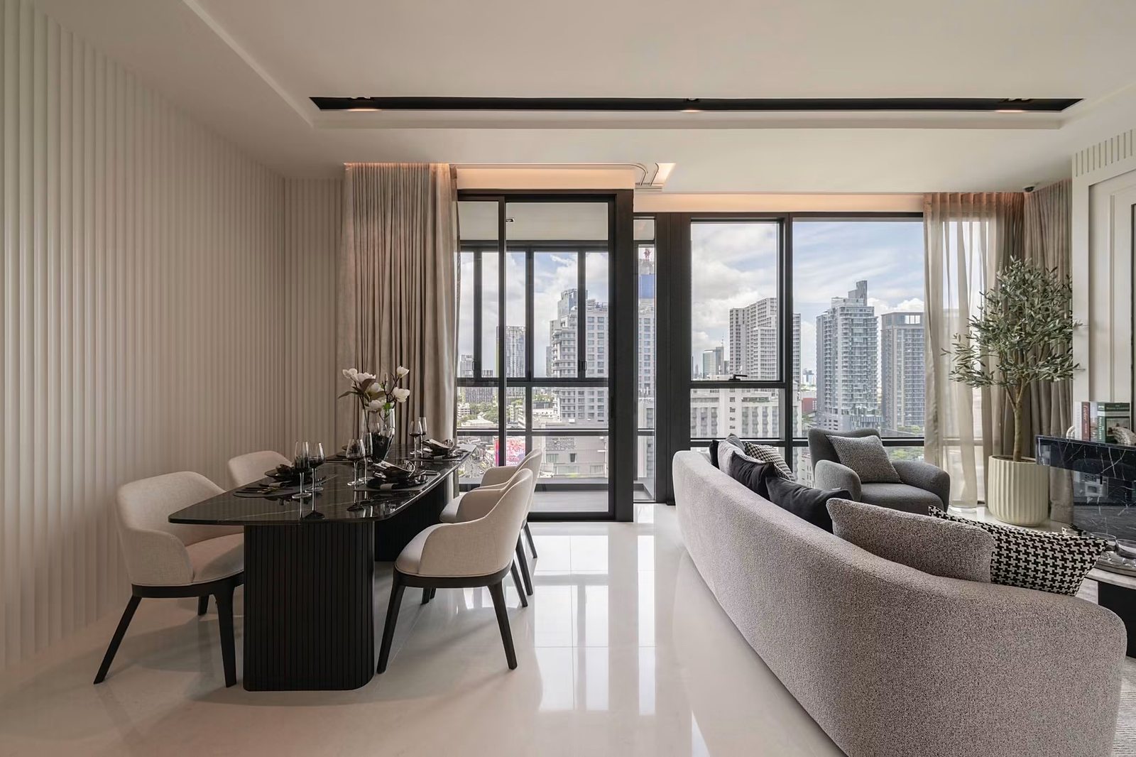 The Bangkok Thonglor: Dining and living area