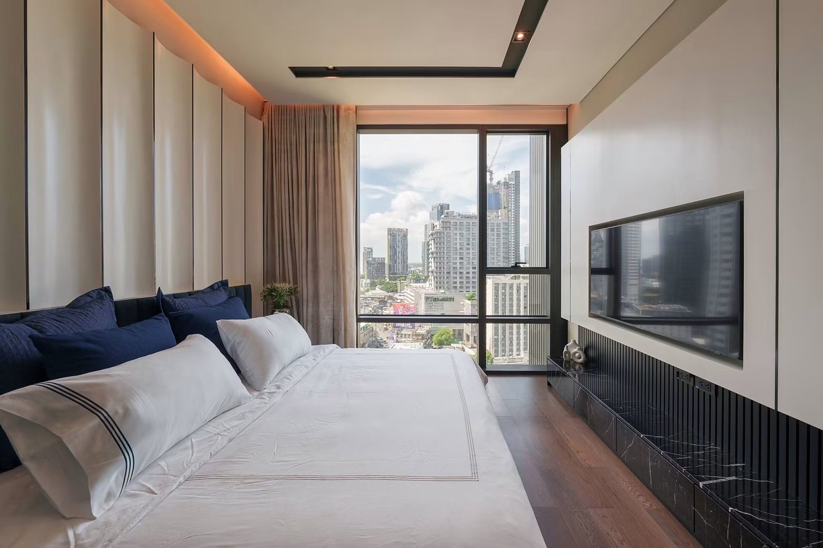 The Bangkok Thonglor: Master bedroom