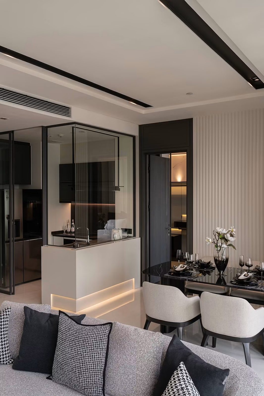 The Bangkok Thonglor: Kitchen and dining