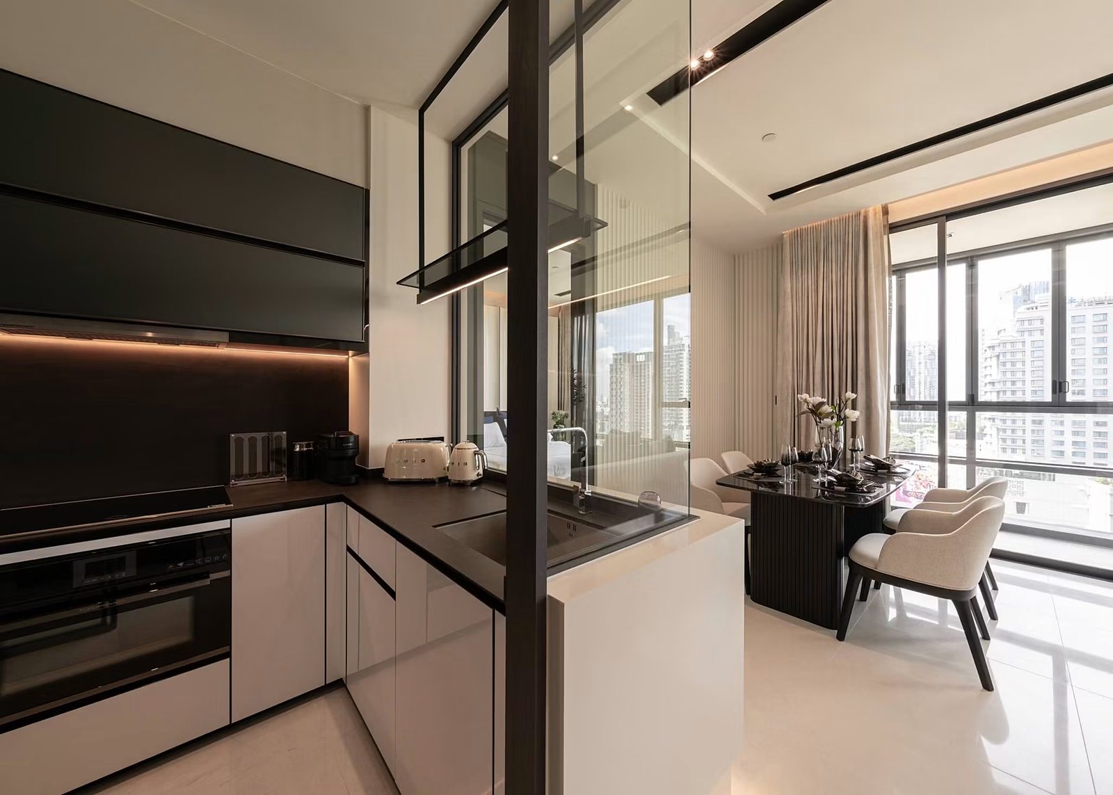 The Bangkok Thonglor: Kitchen and dining area