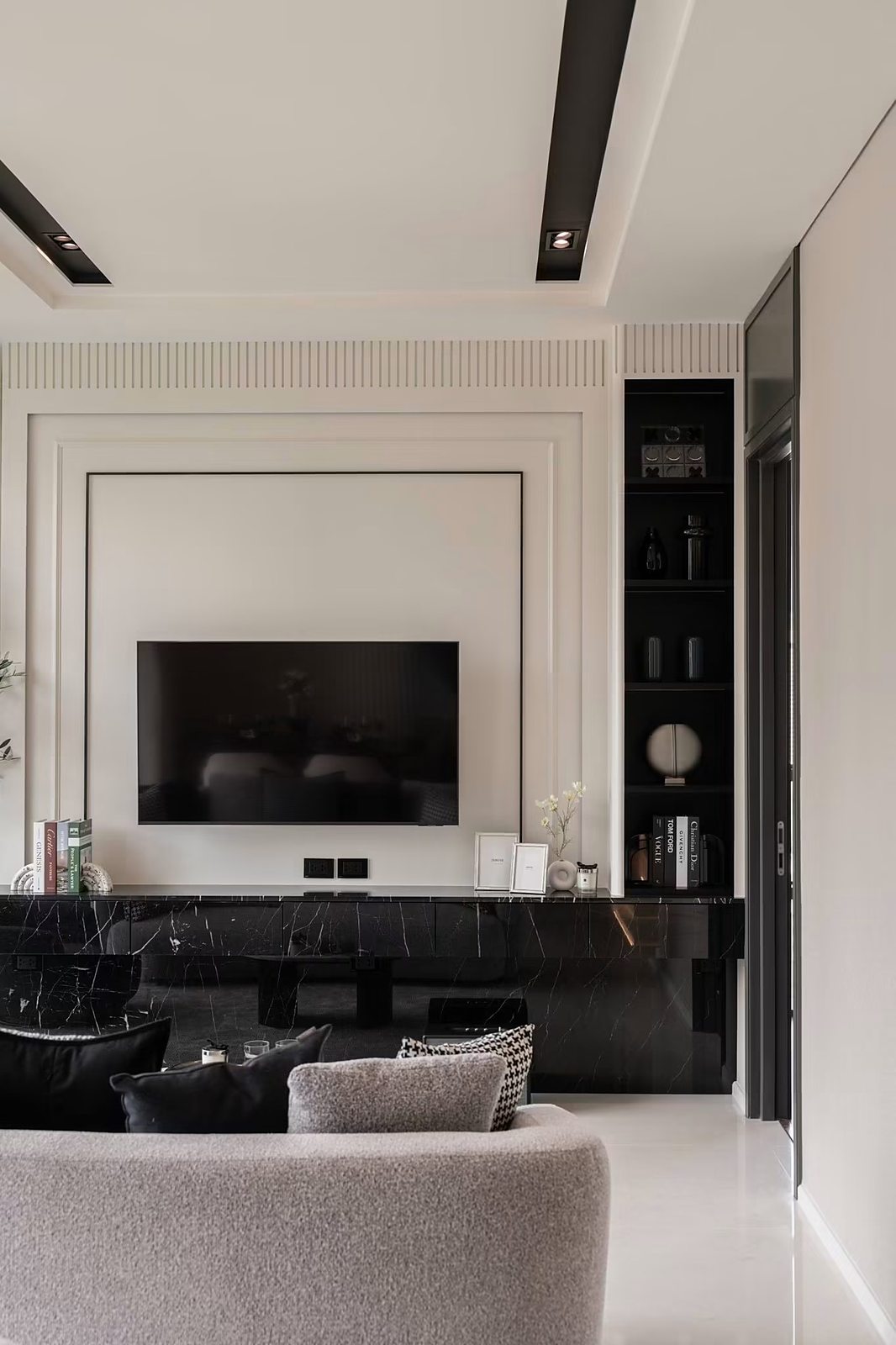The Bangkok Thonglor: Living room TV wall
