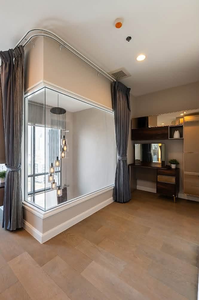 The Crest Sukhumvit 34: Upper-level room