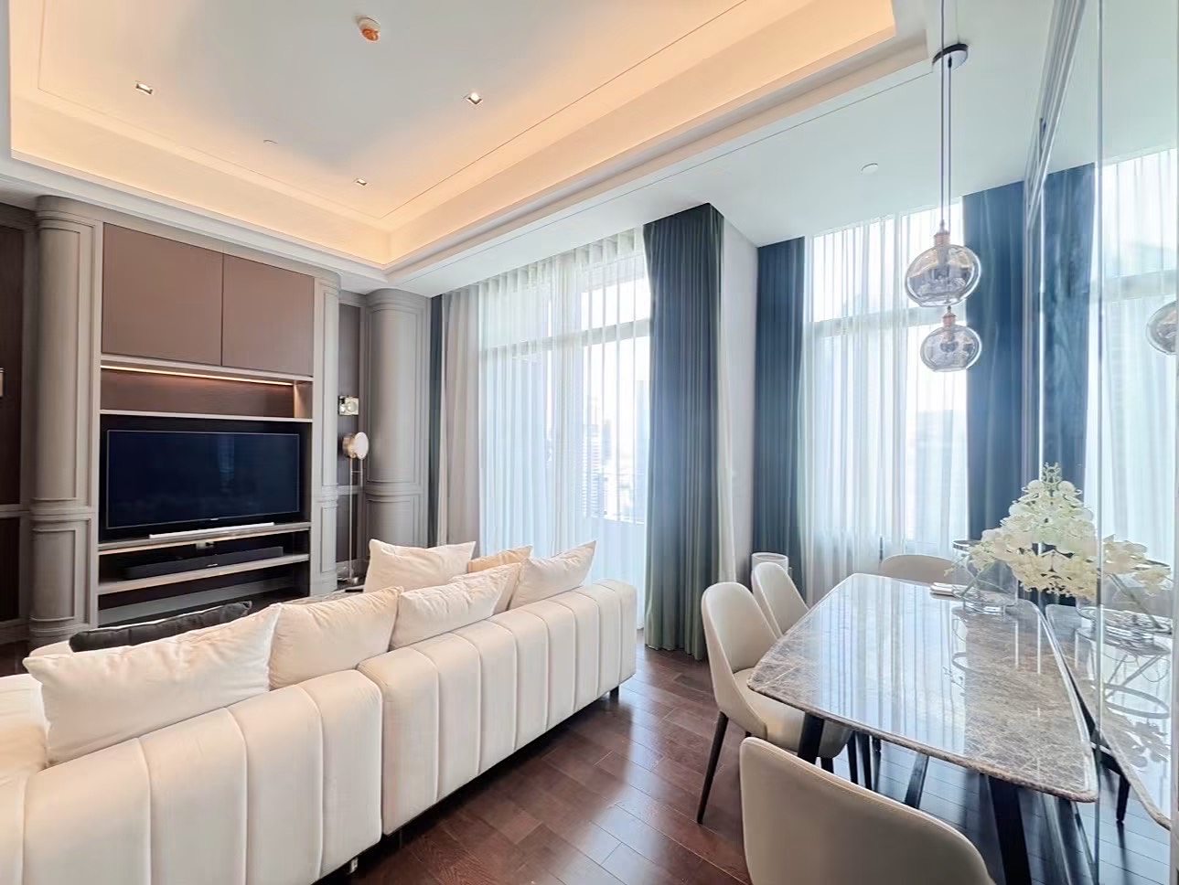The Diplomat 39: Living and dining area