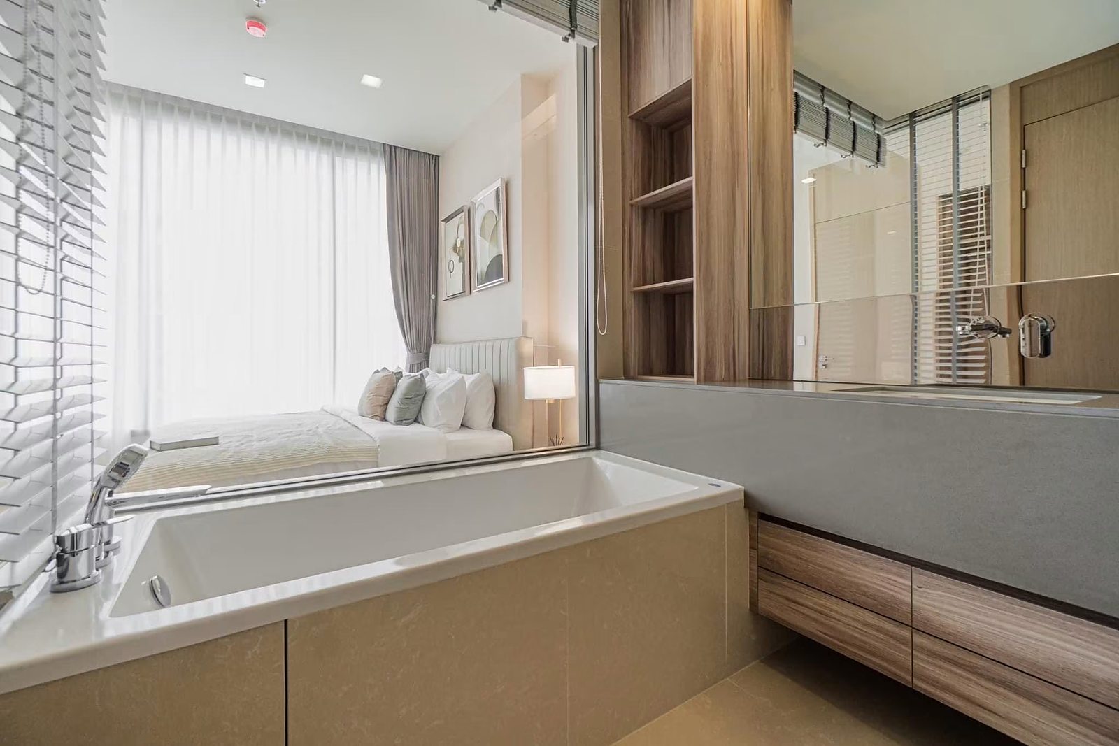 The Esse Asoke: Bathroom with bathtub