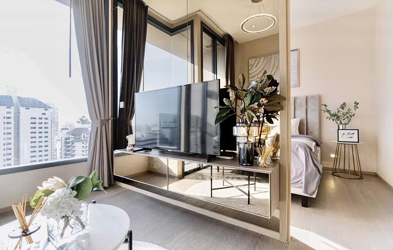 The Esse Asoke: Living area with city view
