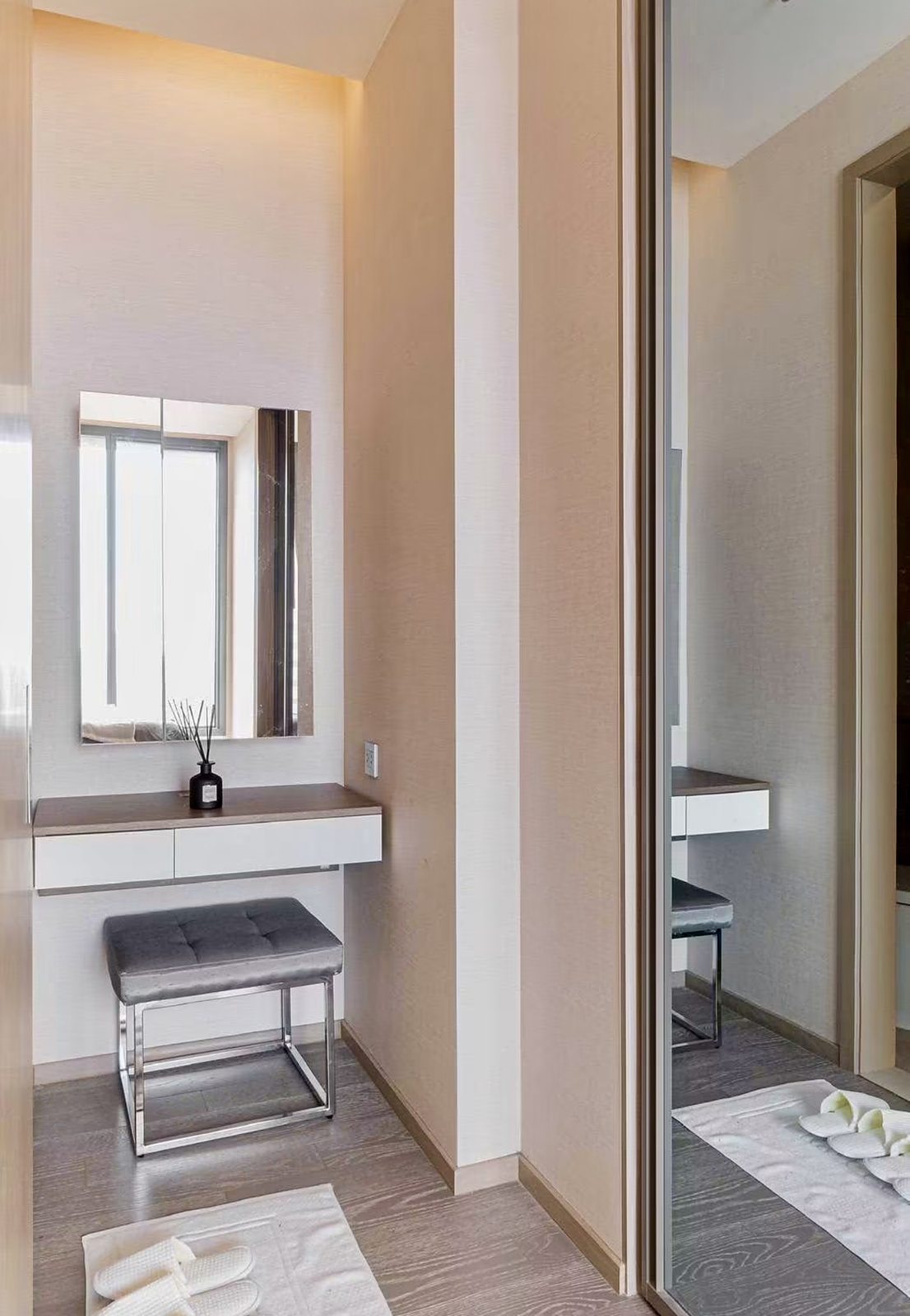 The Esse Asoke: Vanity area
