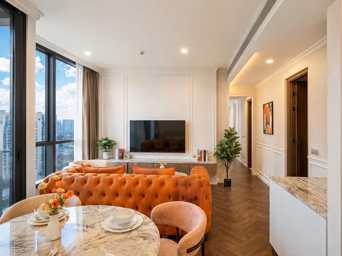 The Esse Sukhumvit 36: Living and dining area