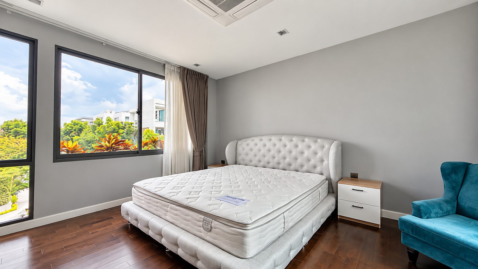 The Gentry Pattanakarn 2: Master bedroom
