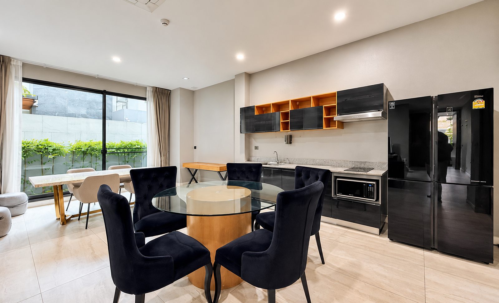 The Gentry Pattanakarn 2: Kitchen and dining area