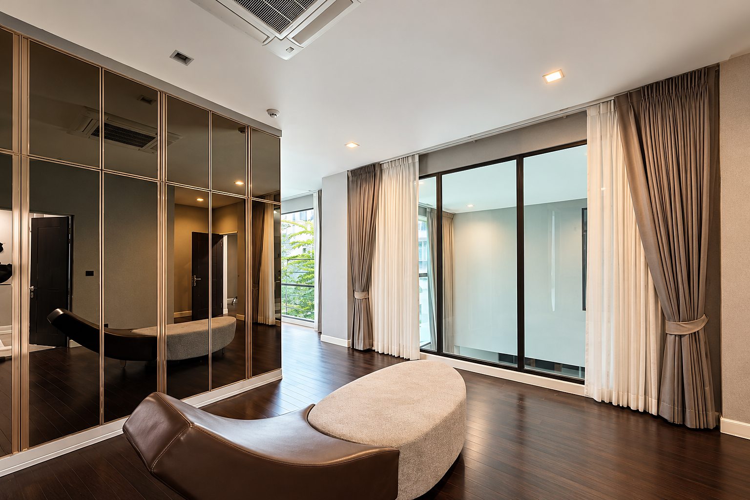 The Gentry Pattanakarn 2: Bedroom lounge
