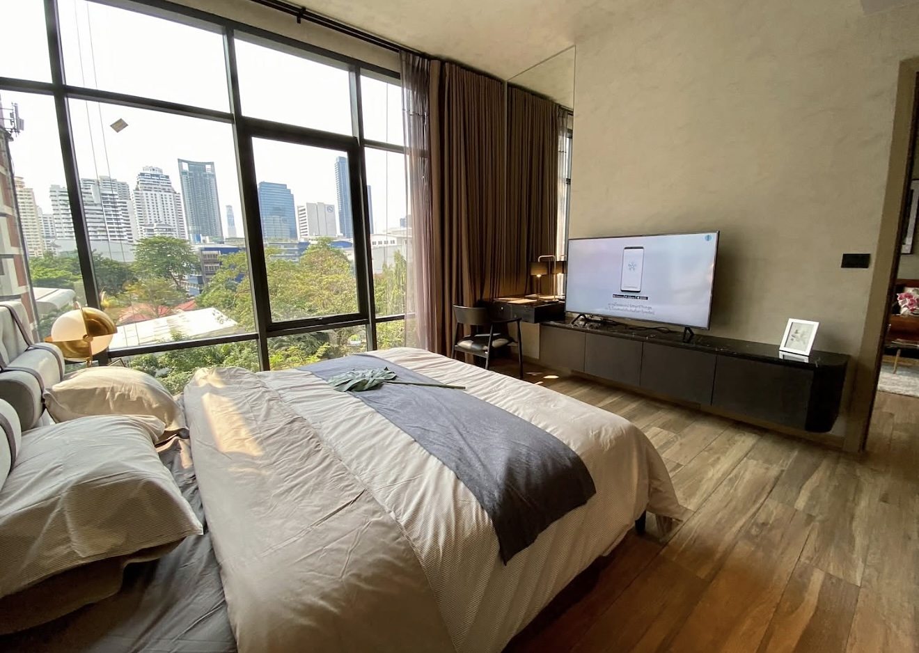 The Lofts Asoke: Bedroom with city view