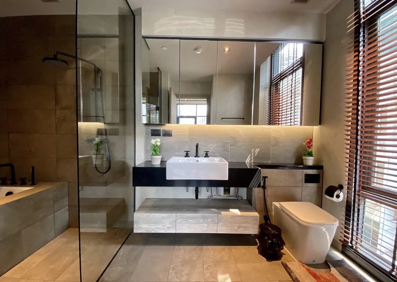 The Lofts Asoke: Bathroom with bathtub