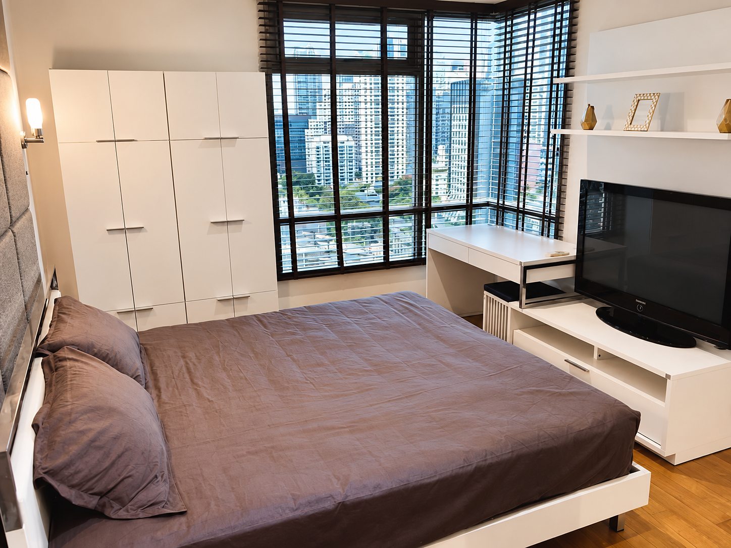 The Madison: Bedroom with city view