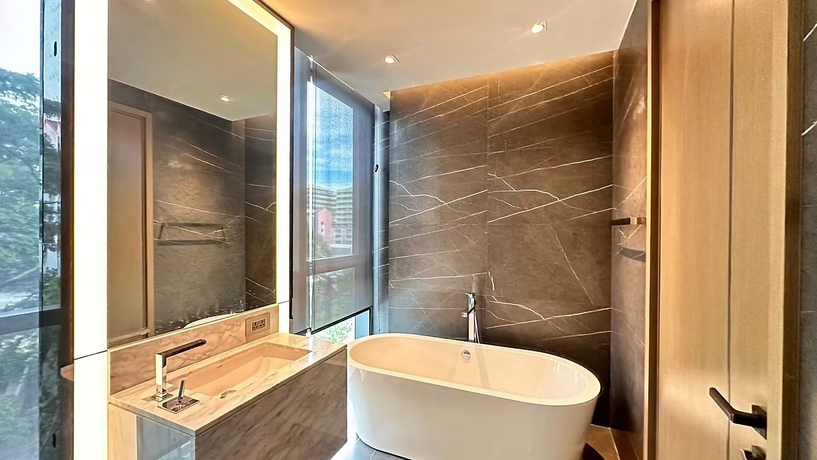 The Monument Thonglor: Bathroom with bathtub