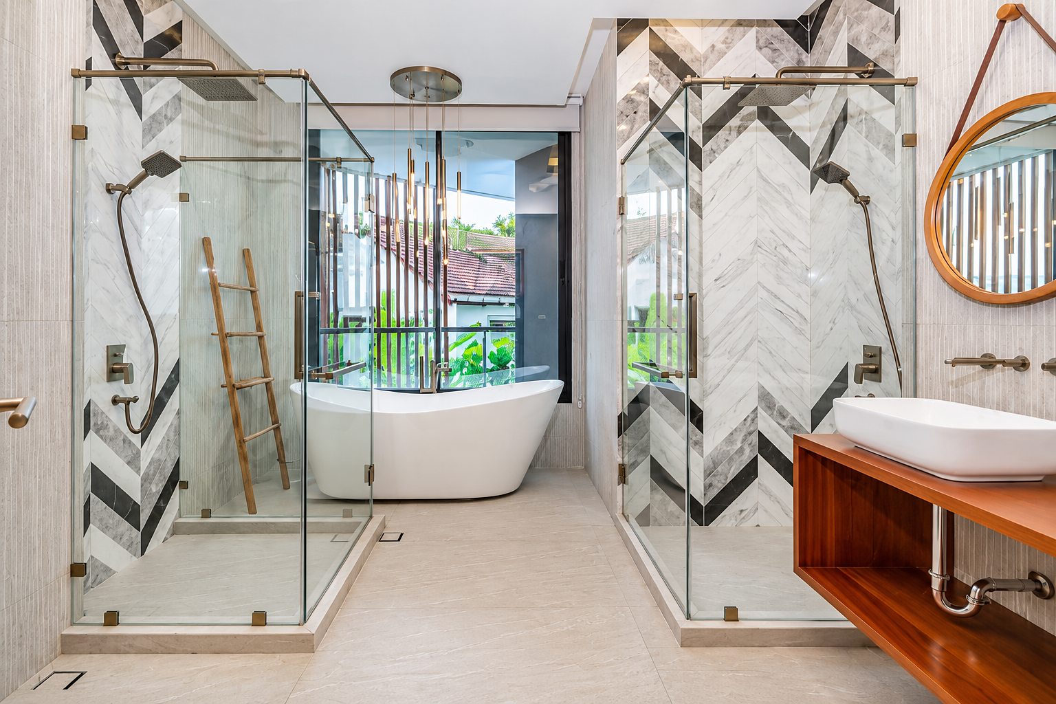 The Oasis House – Sukhumvit 71 / Pridi 26: Bathroom with freestanding tub
