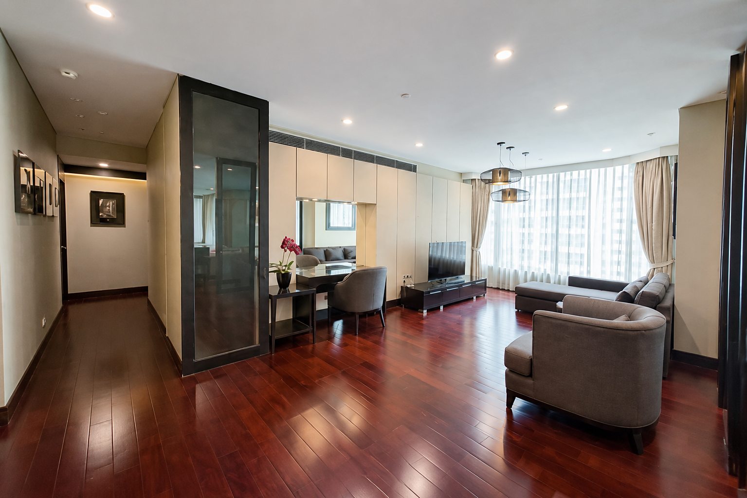 The Park Chidlom: Hallway and living room