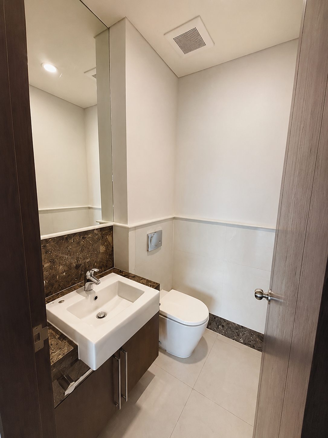 The Park Chidlom: Guest bathroom