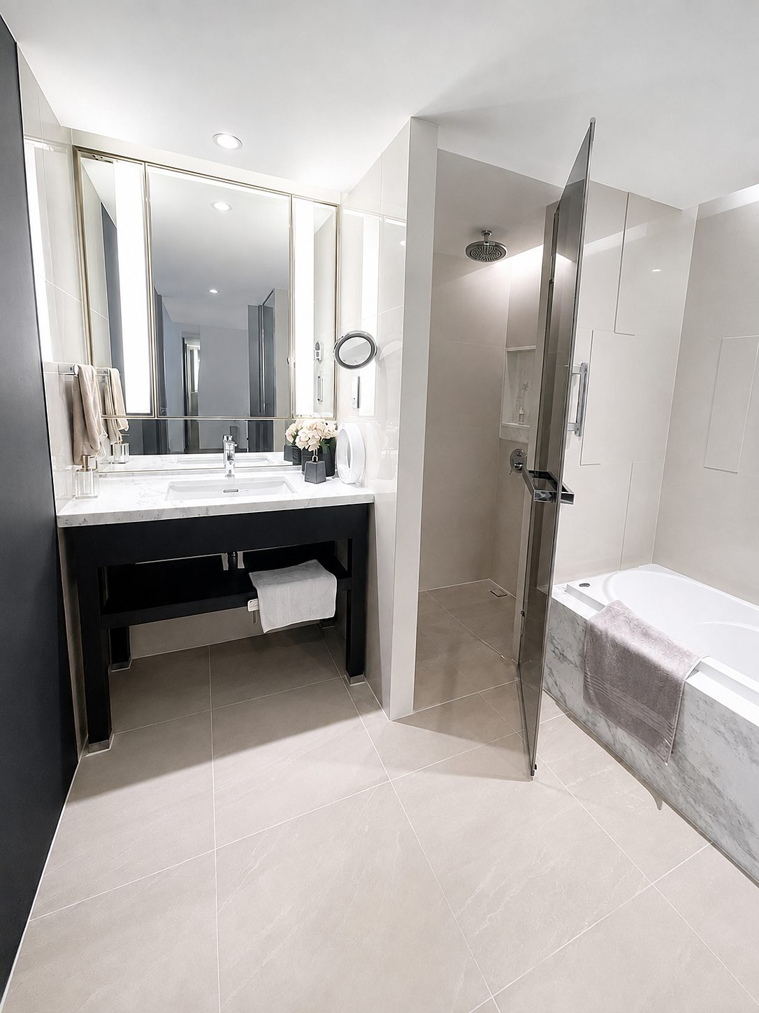 The Private Residence Rajdamri: Bathroom with bathtub