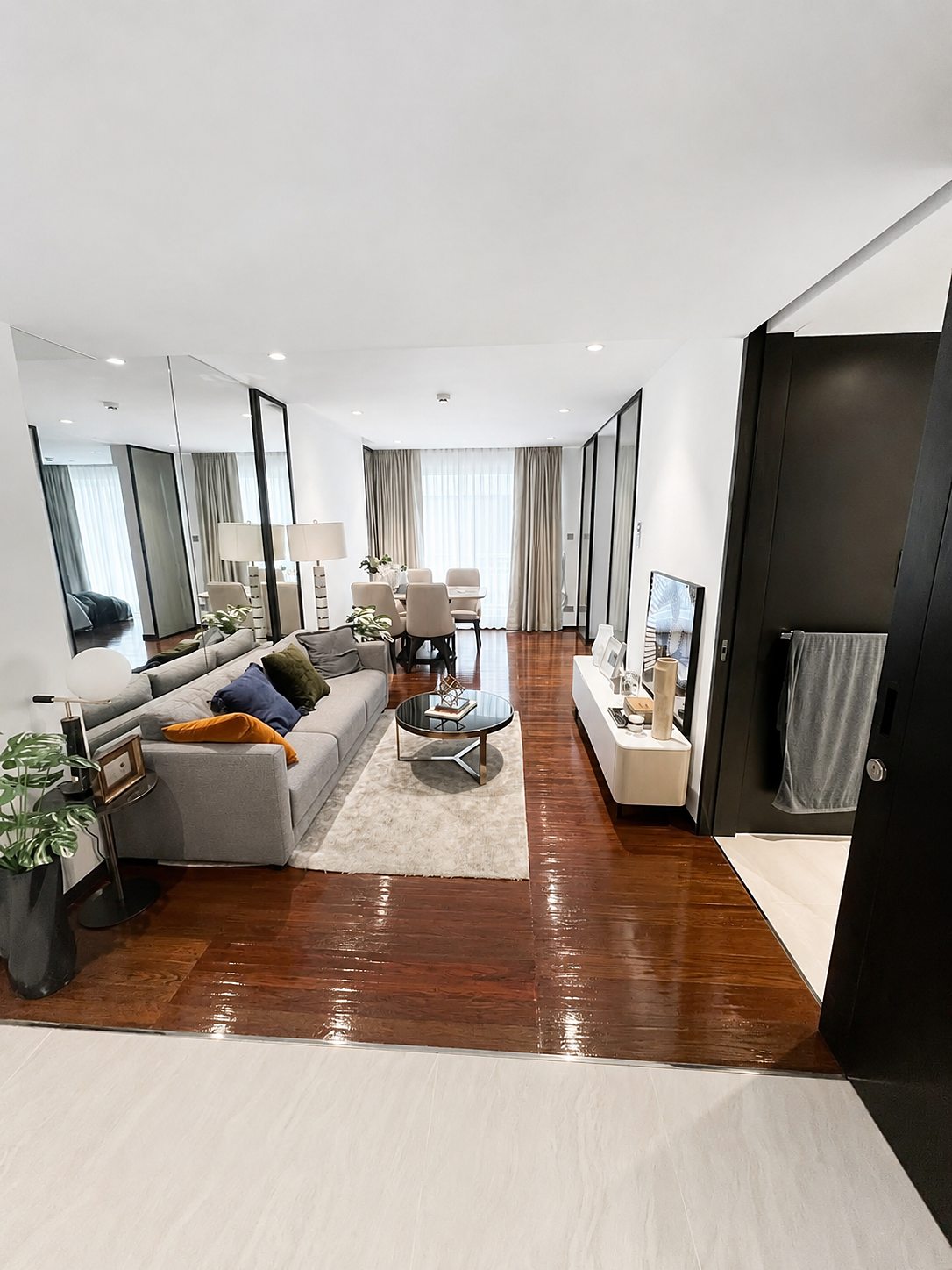 The Private Residence Rajdamri: Living and dining area