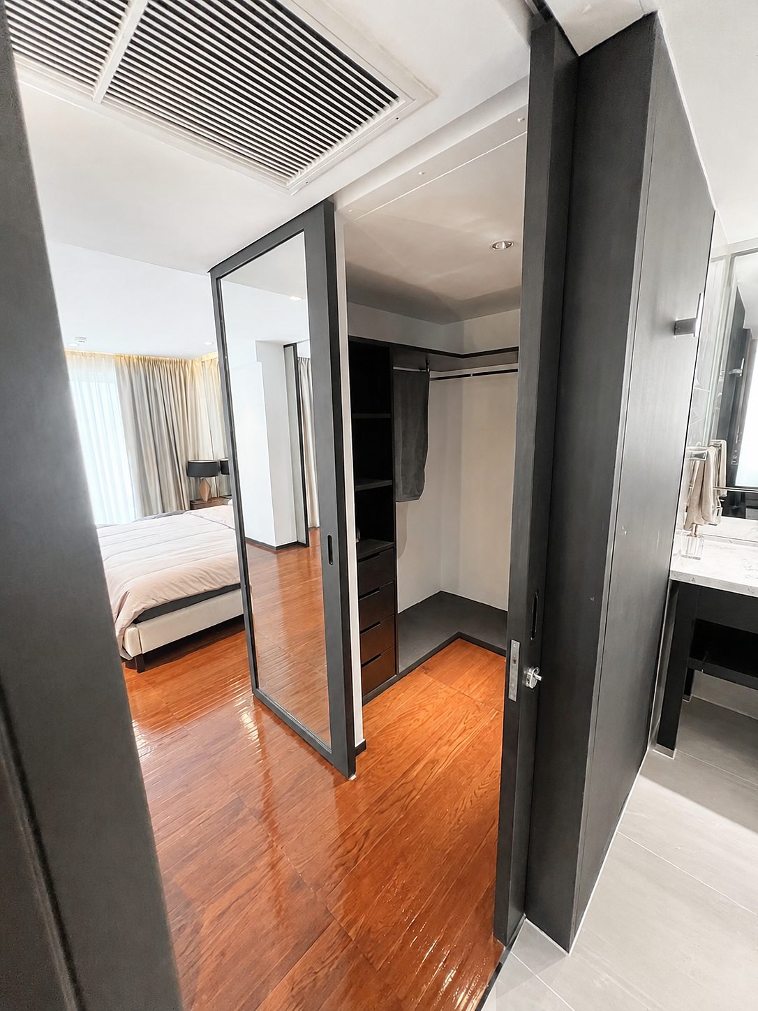 The Private Residence Rajdamri: Bedroom and walk-in closet