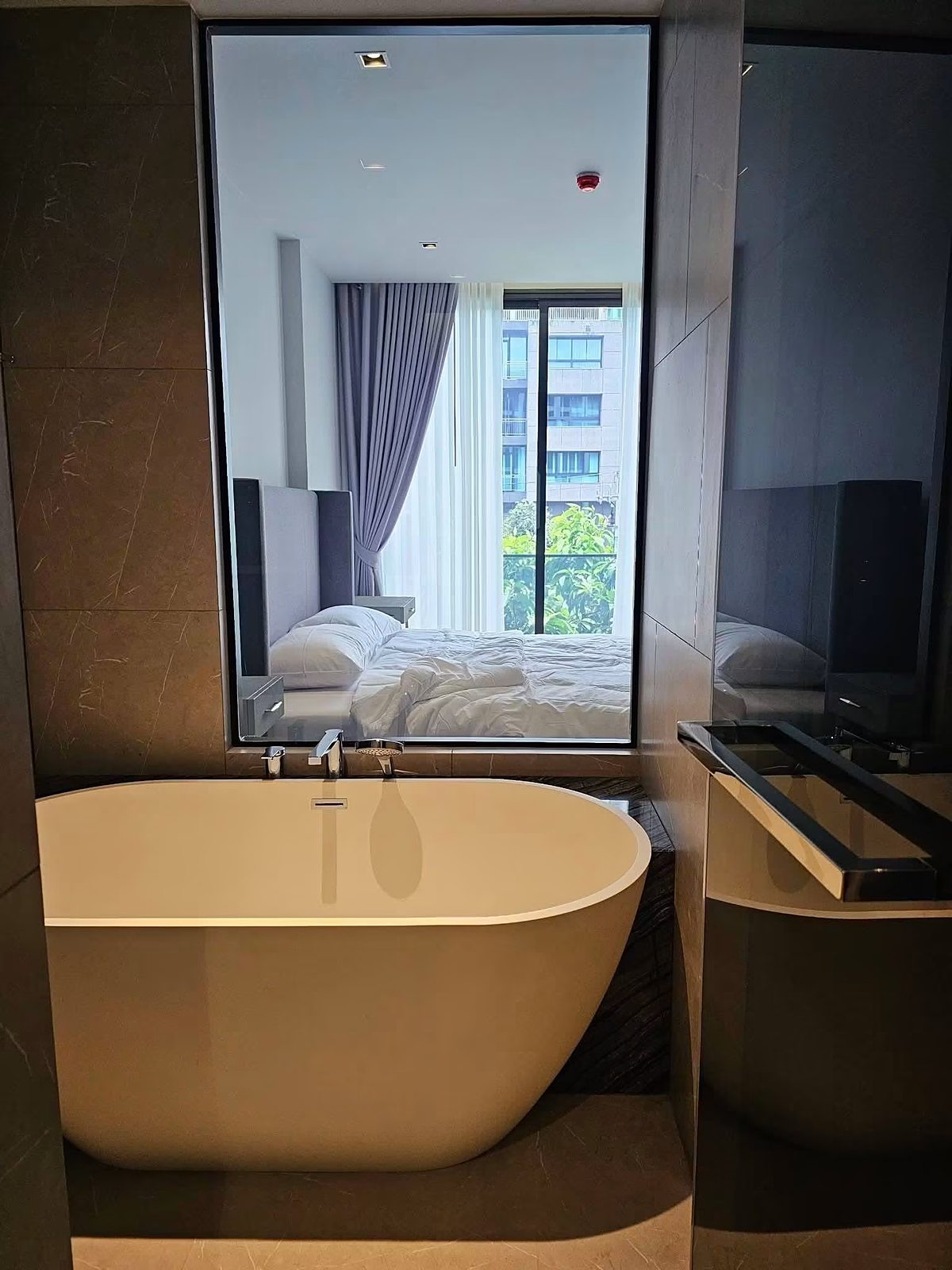 The Reserve 61 Hideaway: Bathtub with bedroom view