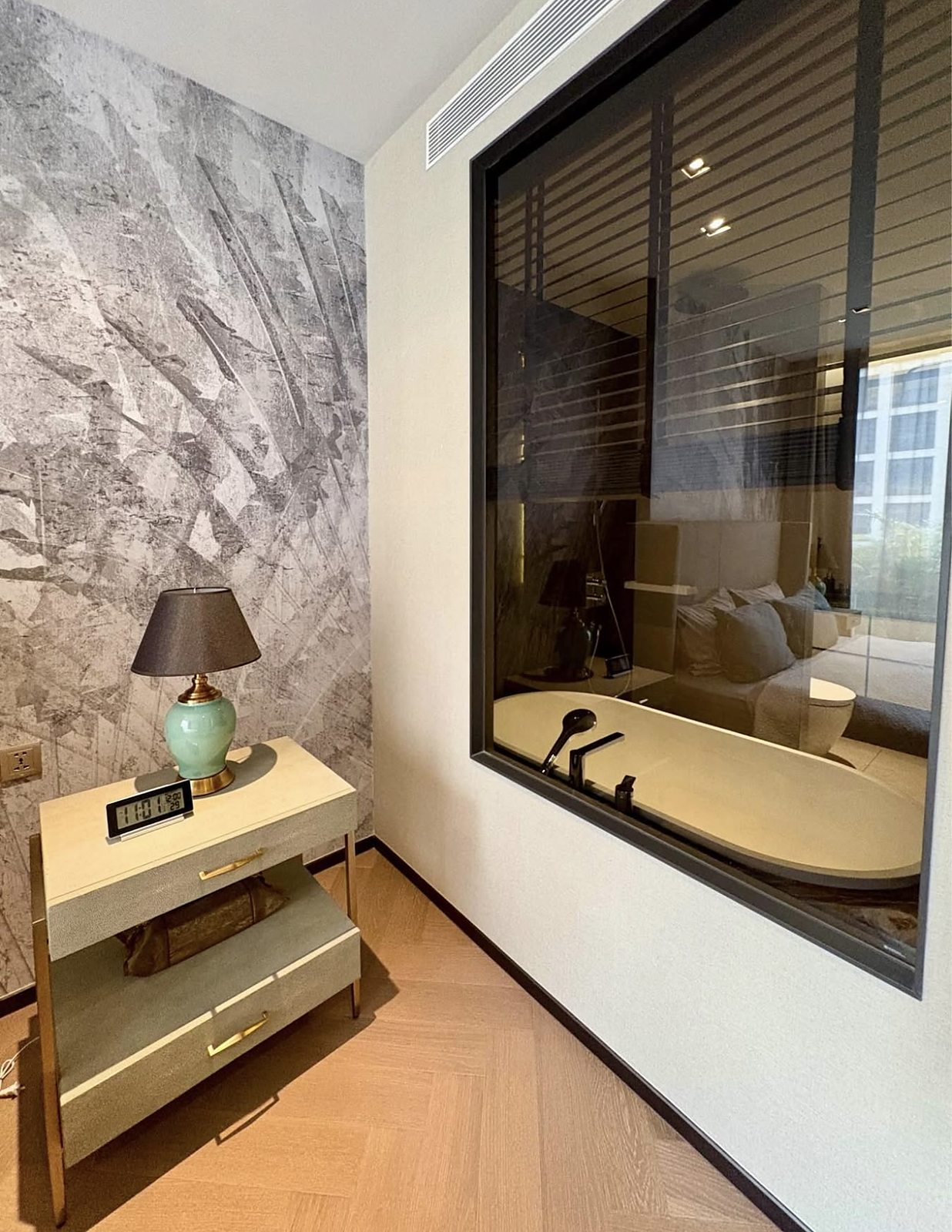 The Reserve 61 Hideaway: Bedroom with bathroom view