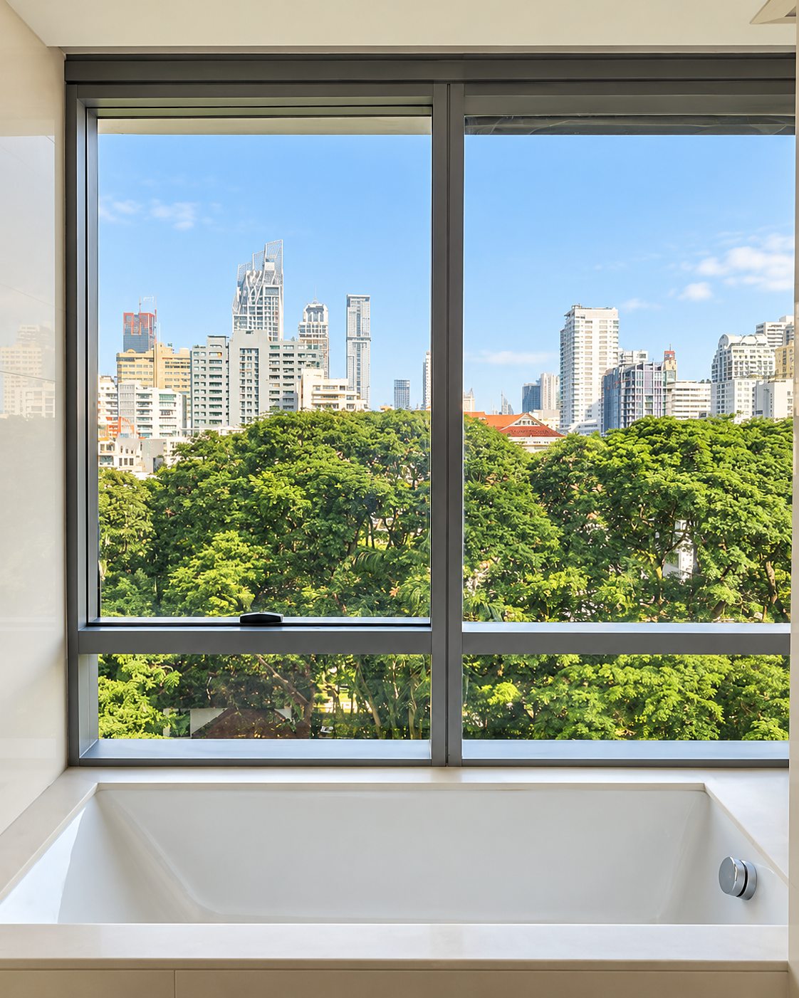 The Room Sukhumvit 21: Bathtub with city view