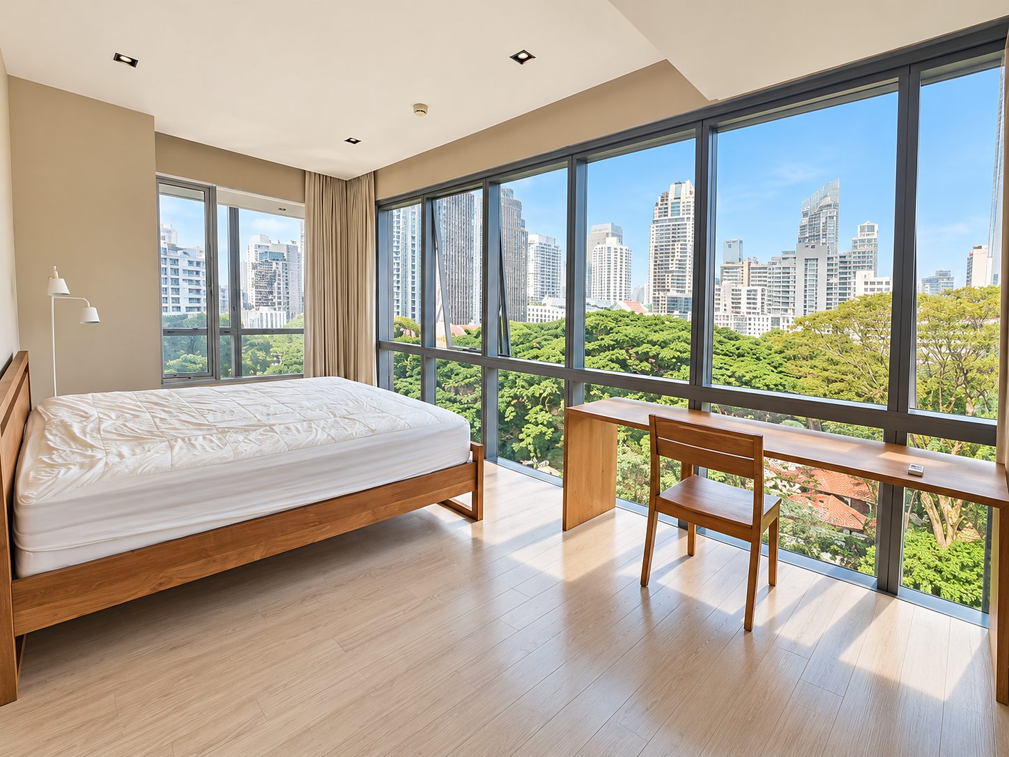 The Room Sukhumvit 21: Bedroom with study desk