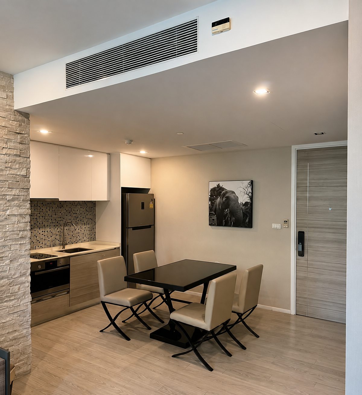 The Room Sukhumvit 21: Kitchen and dining area