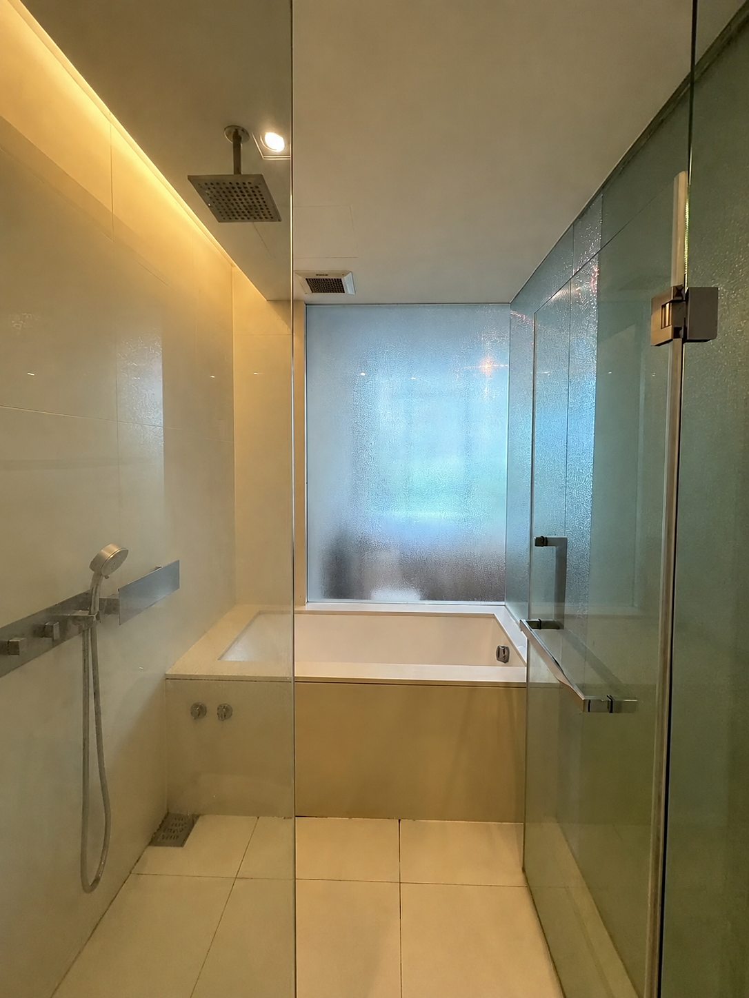 The Room Sukhumvit 21: Bathroom with bathtub