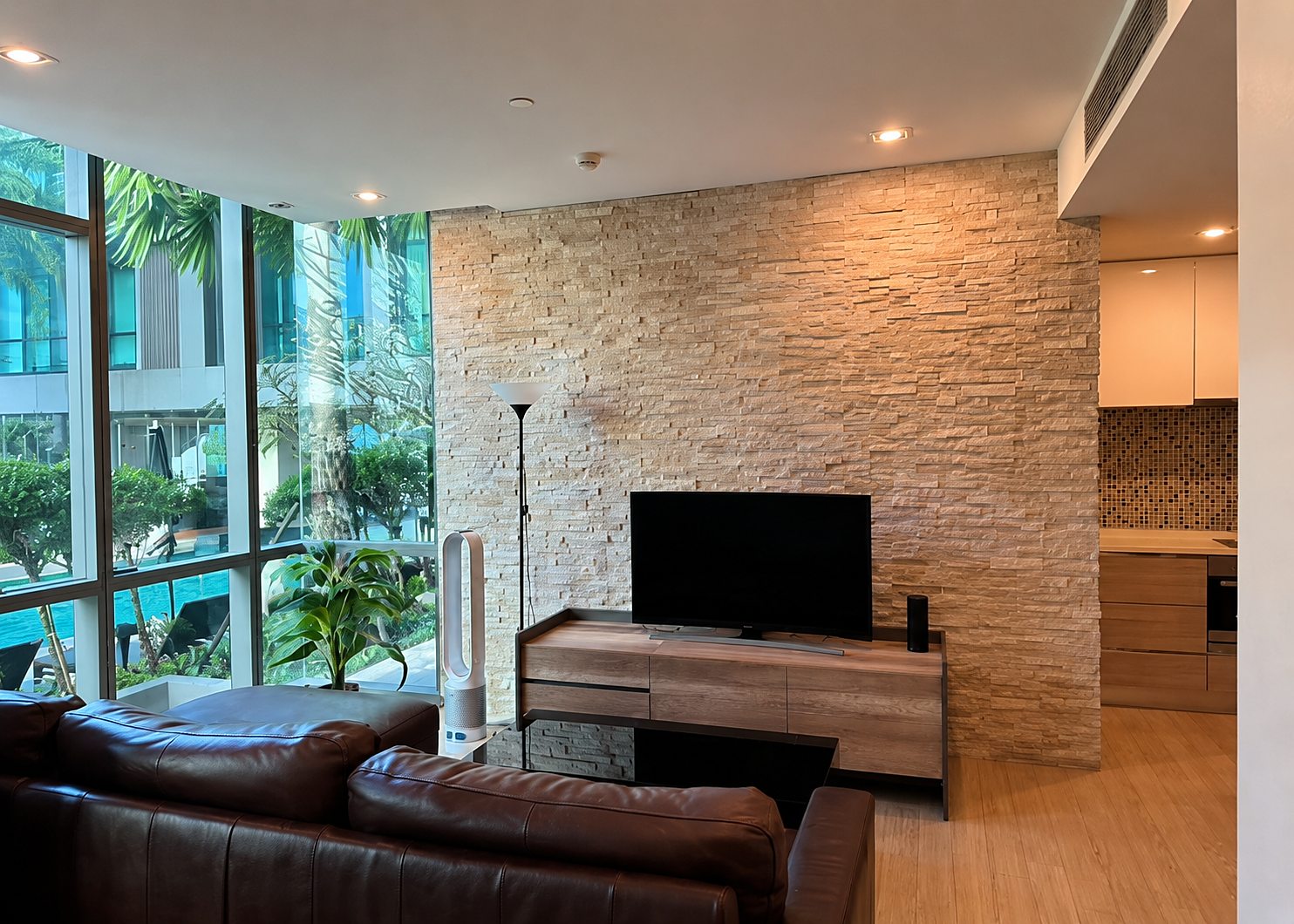 The Room Sukhumvit 21: Living area with garden view