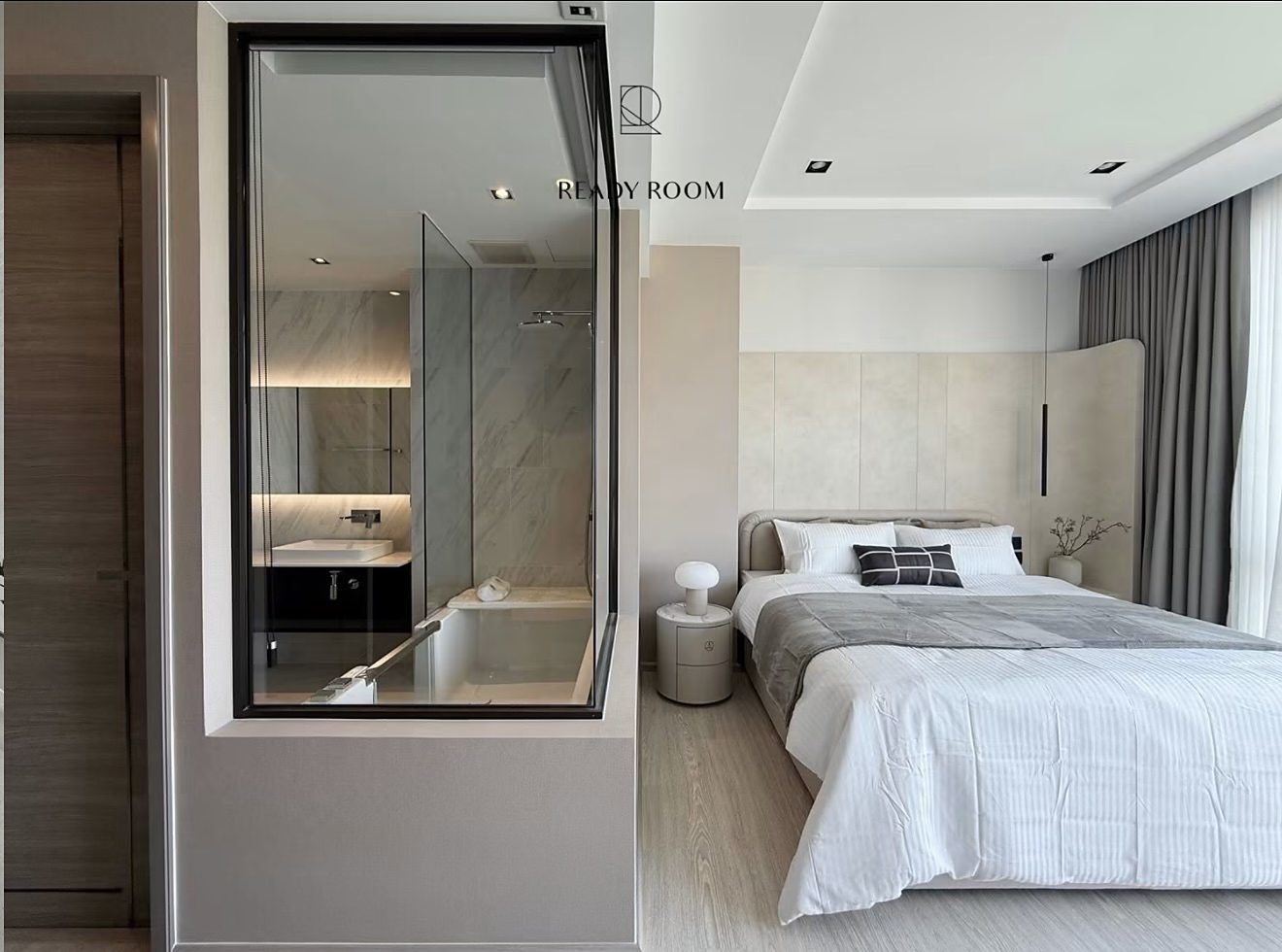 The Room Sukhumvit 38: Bedroom and bathroom