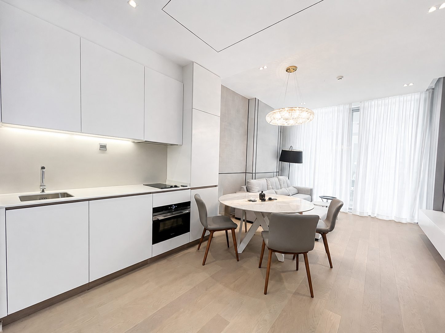 The Strand Thonglor: Kitchen and dining area