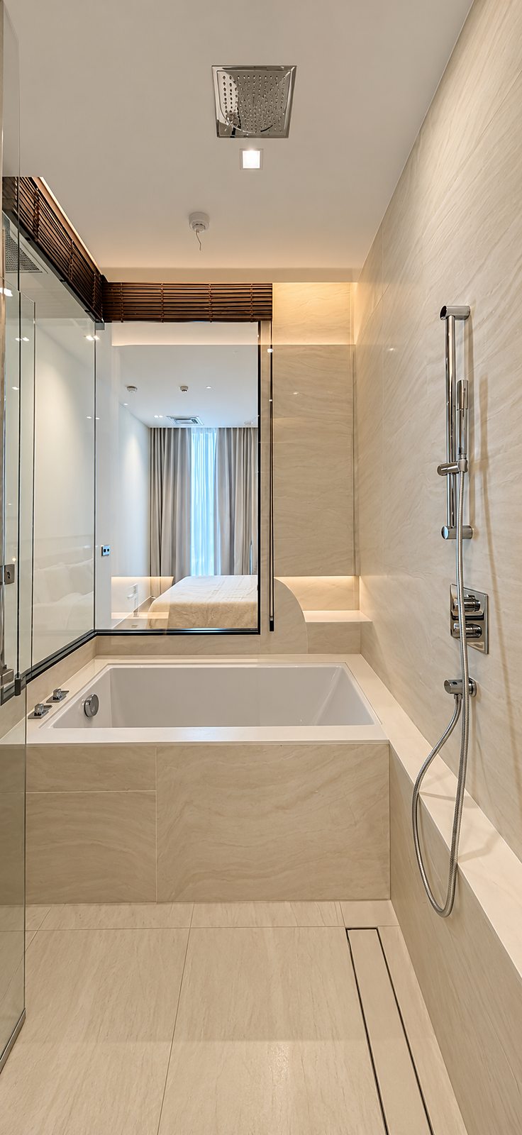 The Strand Thonglor: Bathroom with bathtub