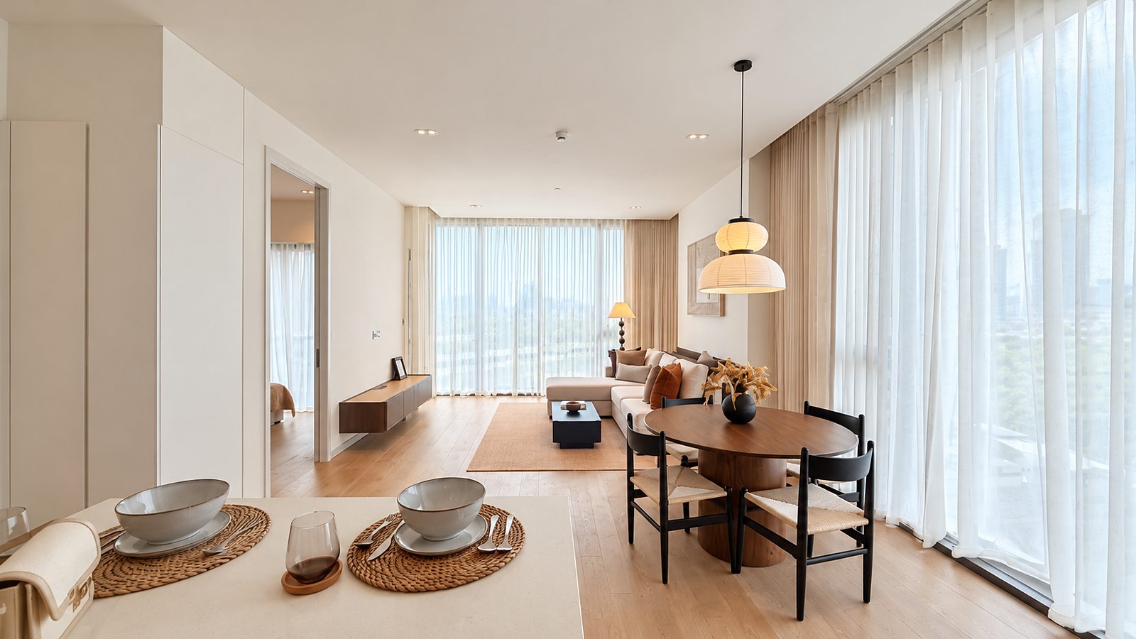 The Strand Thonglor: Kitchen counter and dining area