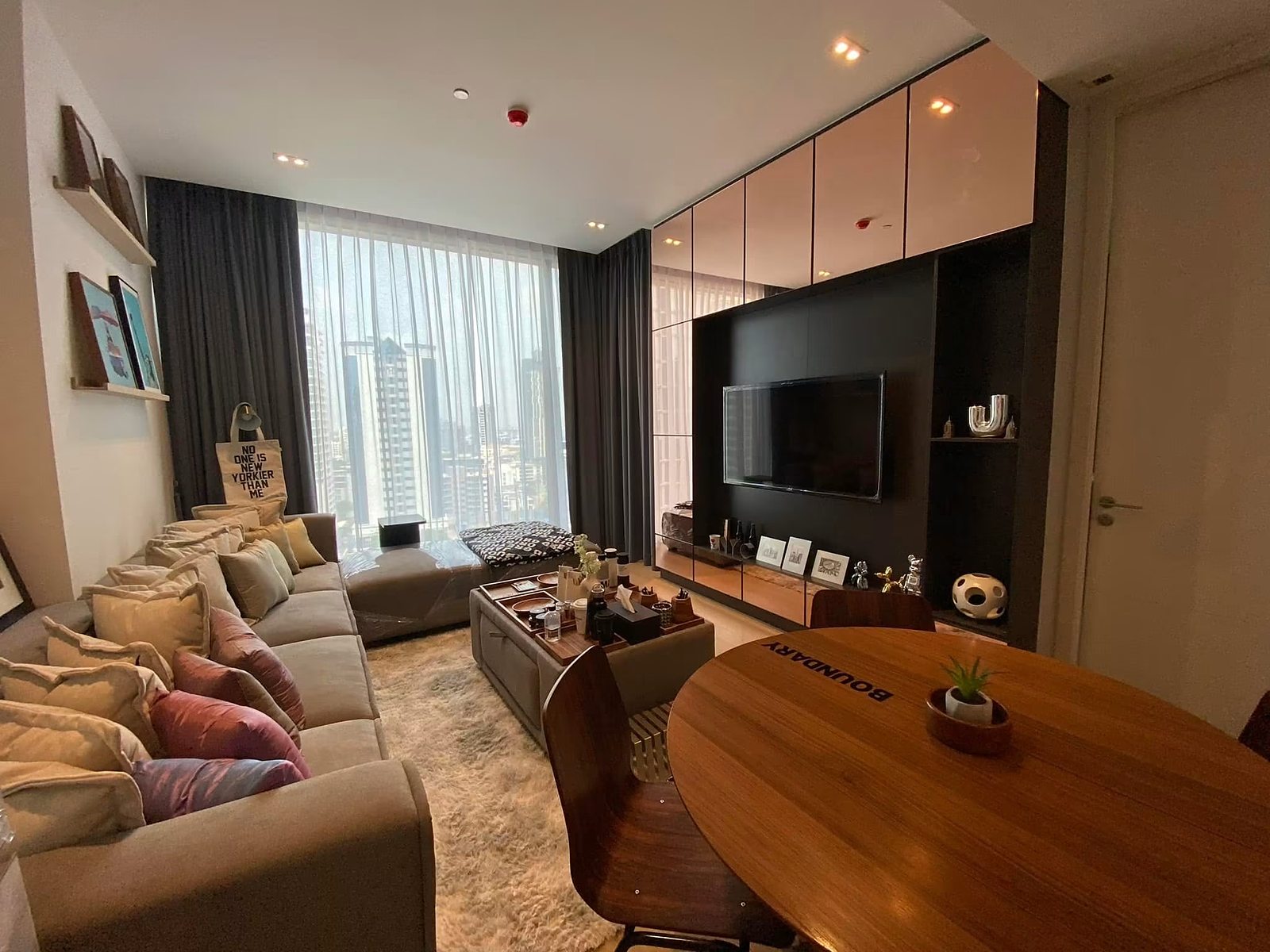 The Strand Thonglor: Living and dining area