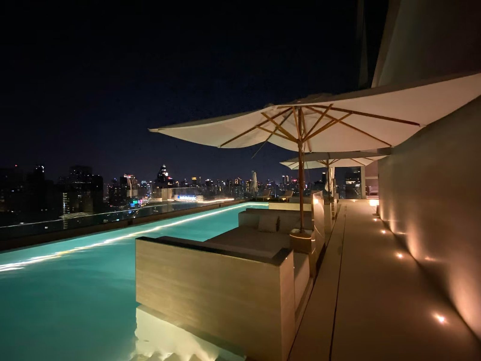 The Strand Thonglor: Rooftop swimming pool