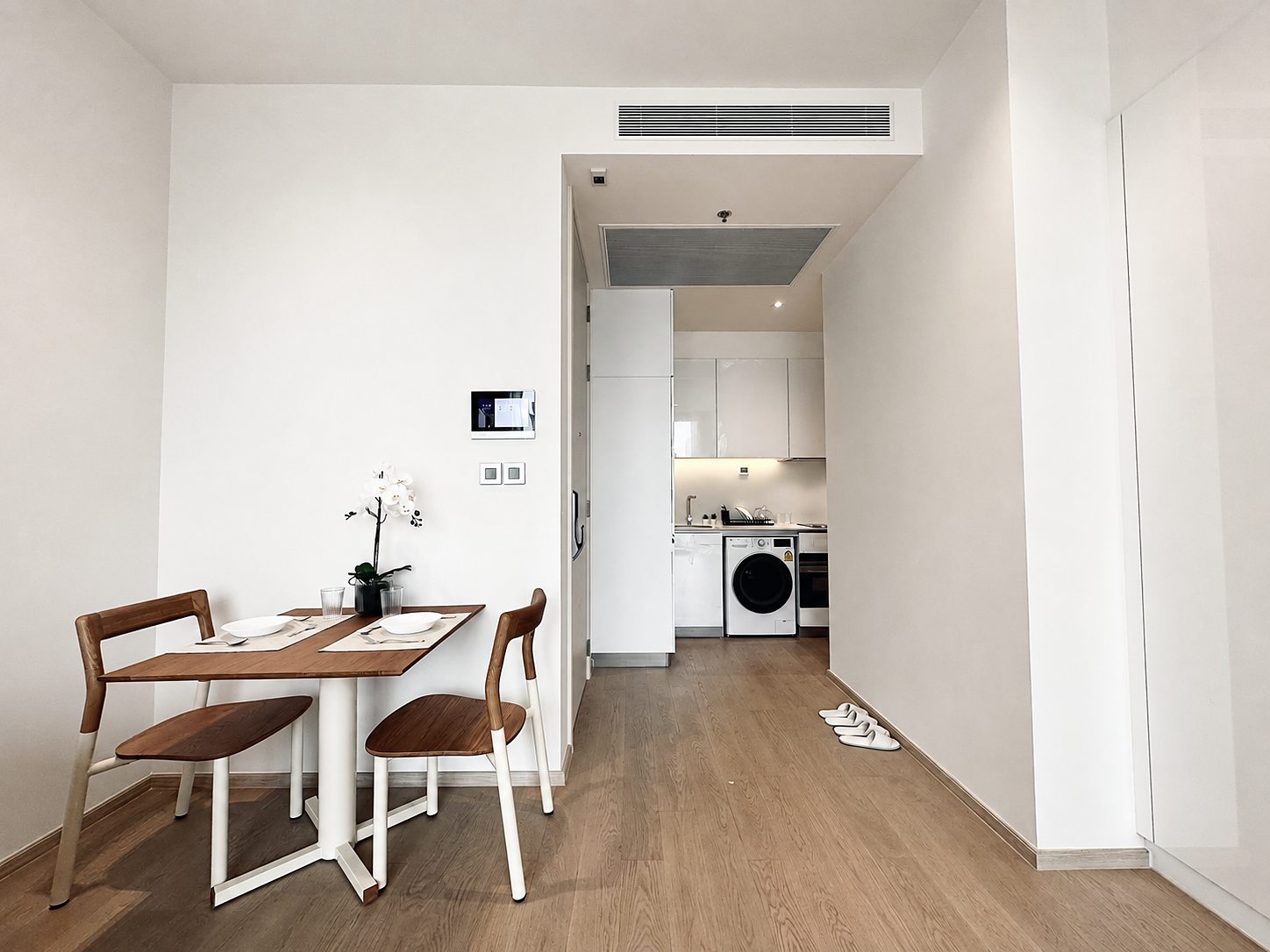 The Strand Thonglor: Dining area and kitchen