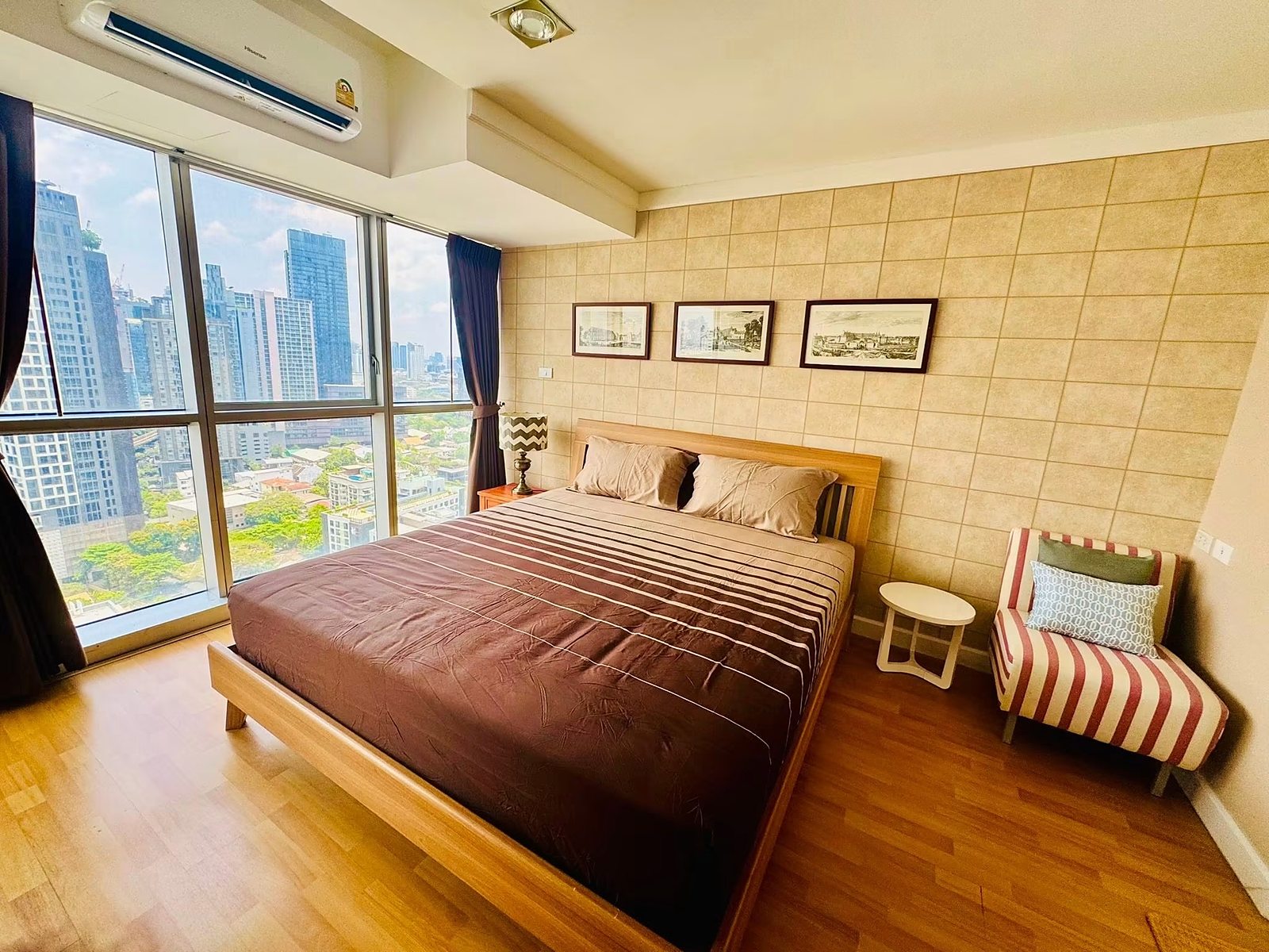 The Waterford Diamond: Bedroom with city view