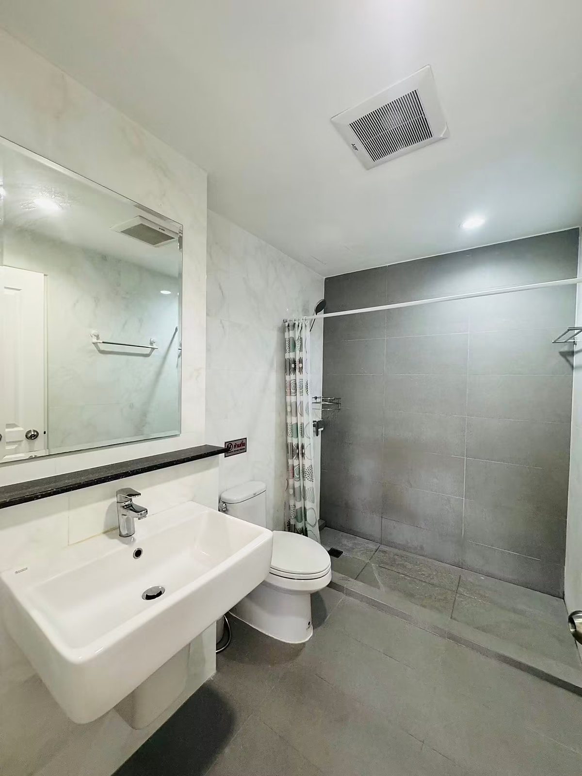 The Waterford Diamond: Bathroom