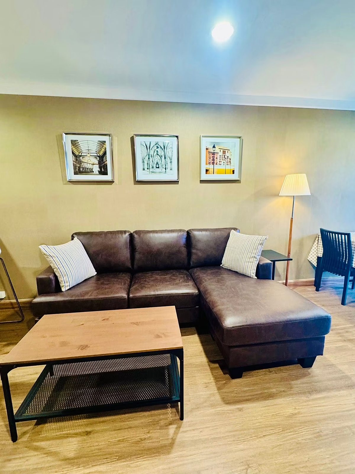 The Waterford Diamond: Living room