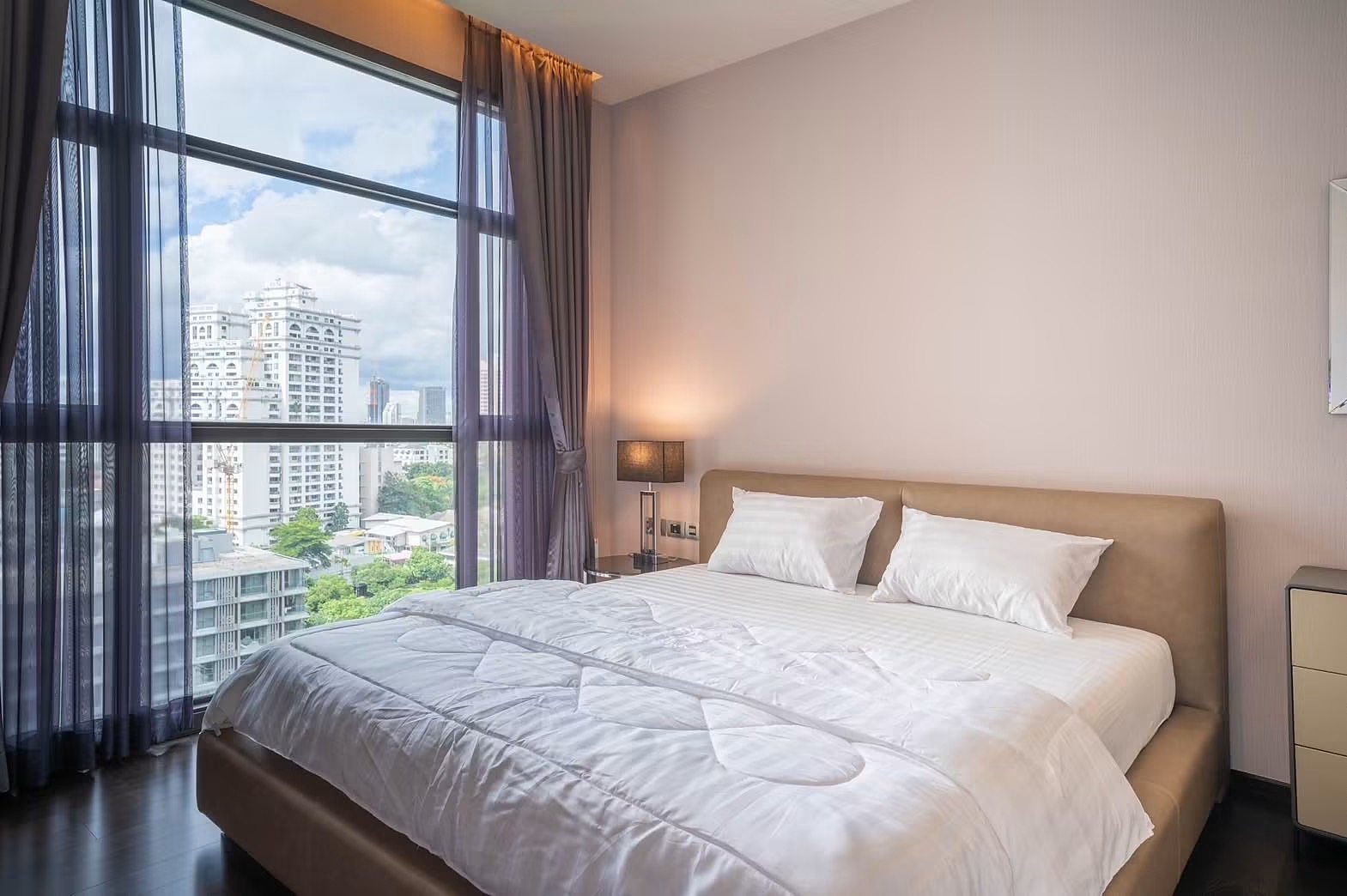 The XXXIX: Bedroom with city view
