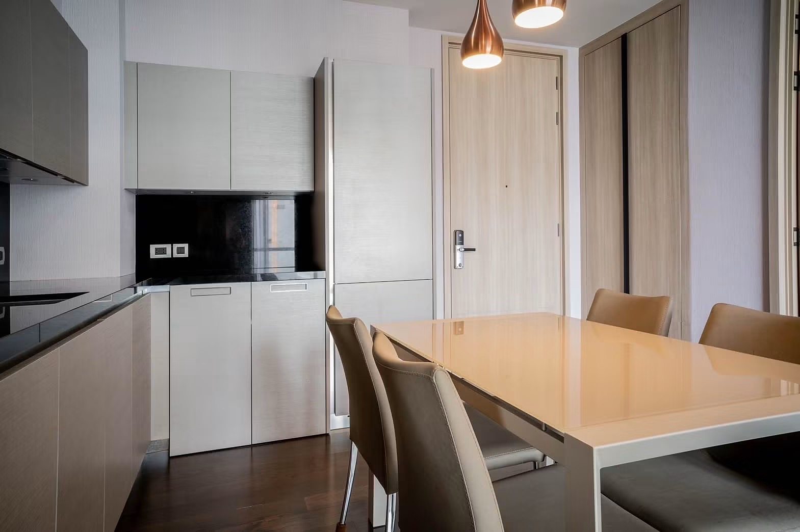 The XXXIX: Kitchen and dining area