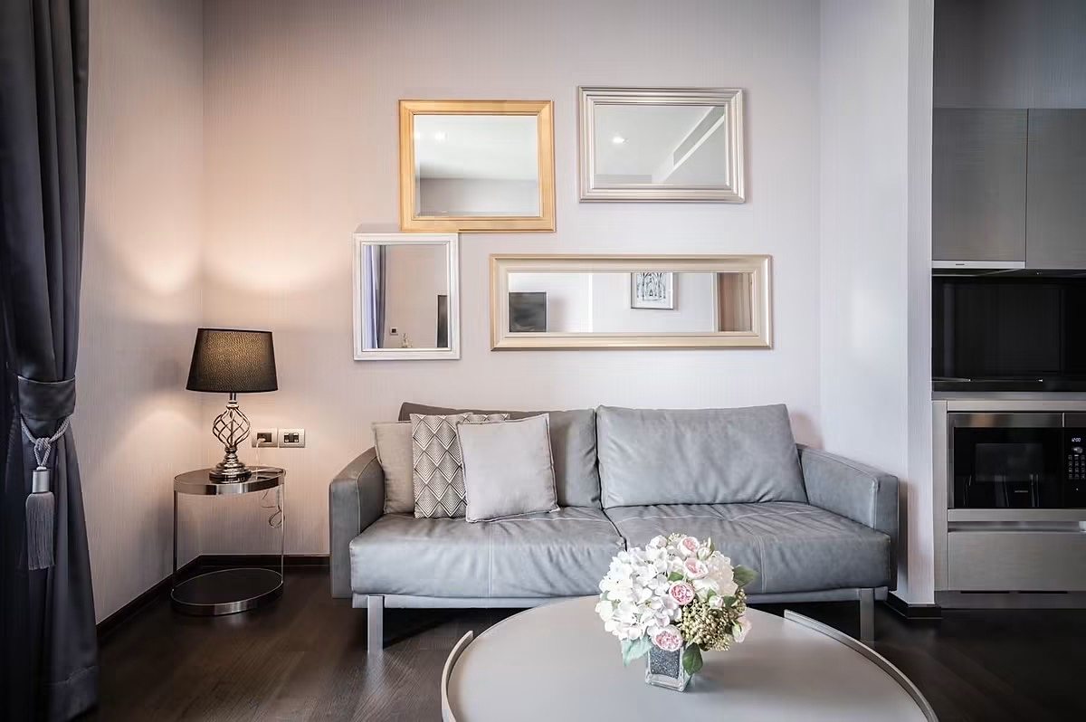 The XXXIX: Living room