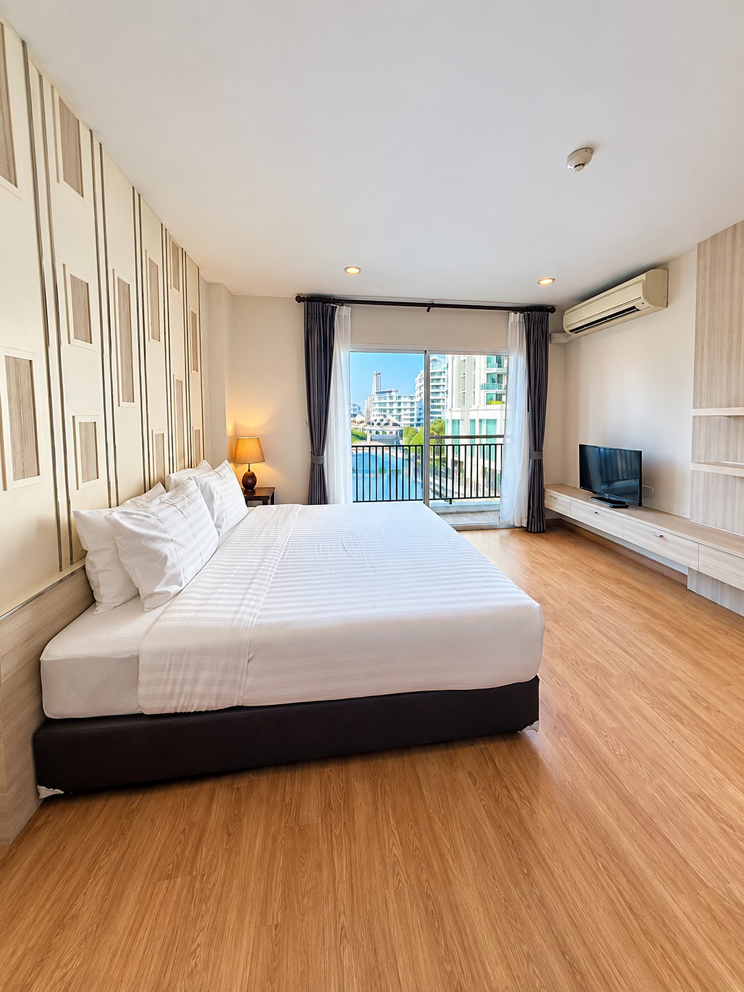 Thonglor Residence 21 · 2-Bedroom: Master bedroom
