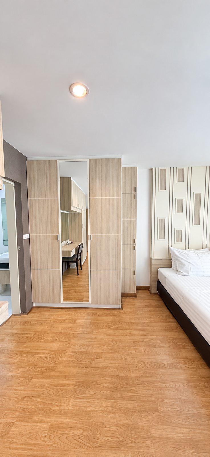 Thonglor Residence 21 · 2-Bedroom: Bedroom wardrobe