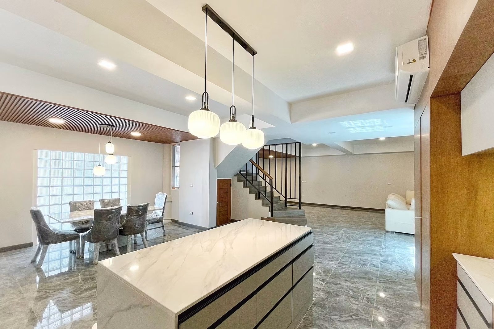 Thonglor Soi 25 5-storey House: Kitchen and dining area