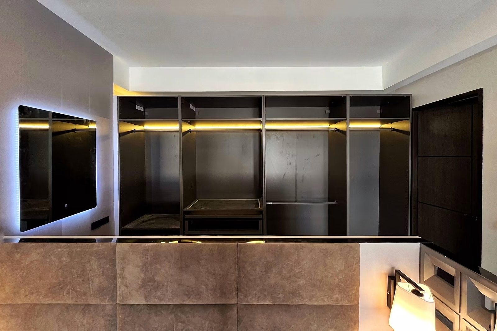 Thonglor Soi 25 5-storey House: Walk-in wardrobe